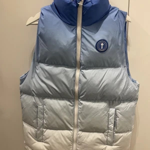 Ice Blue Trapstar väst - Har även hämtat nya & fräscha Ice Blue Trapstar västar, skriv dm vid intresse!😁