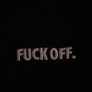 Svart tröja med ”Fuck off” motiv - Använd 1 eller 2 gånger då den inte är min stil. 