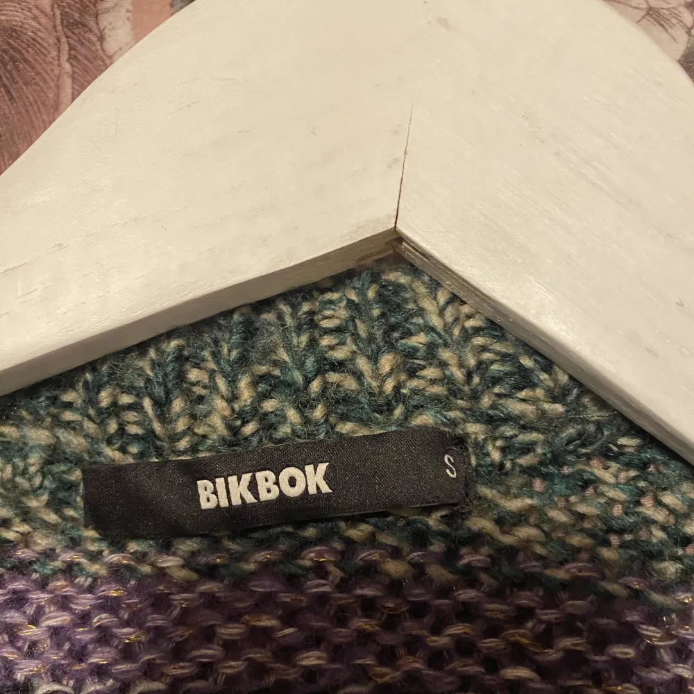 En stickad tröja ifrån BikBok. Använd 1 gång men insåg att den inte föll mig i smaken😥 frakt tillkommer ☺️. Stickat.