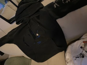 Calvin Klein  - Calvin Klein tröja med tryck på armarna och frammsida. Knappt använd. Strl M