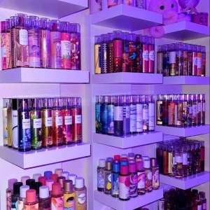 SÖKER!! VS BODYMISTS - Jag söker Victoria Secret body mists i den nyare modellen för ganska billigt pris! Betalar endast med Swish och vill gärna ha post bevis. Kontakta mig om du möjligtvis kan hjälpa till❤️ Söker mest:  • Rush🤍 • Aqua kiss🌊💋 • Bare Vanilla🍨 • Pure seduction💜😈