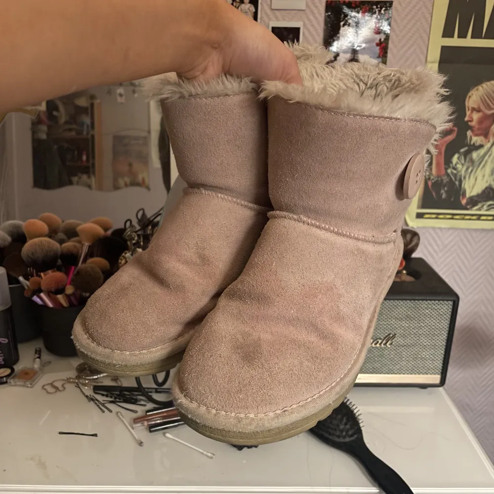 Ett par rosa fake uggs. Köpare står för frakten annars möts jag upp i Sthlm . Skor.