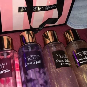 SÖKER! VS BODYMISTS - Söker Victorias secret bodymists i den nyare modellen för ganska billigt pris! Betalar endast med Swish och vill gärna ha postbevis. Kontakta mig om du möjligtvis kan hjälpa till❤️ Söker mest:  • Aqua kiss  • Rush  • Bare Vanilla  • Pure seduction