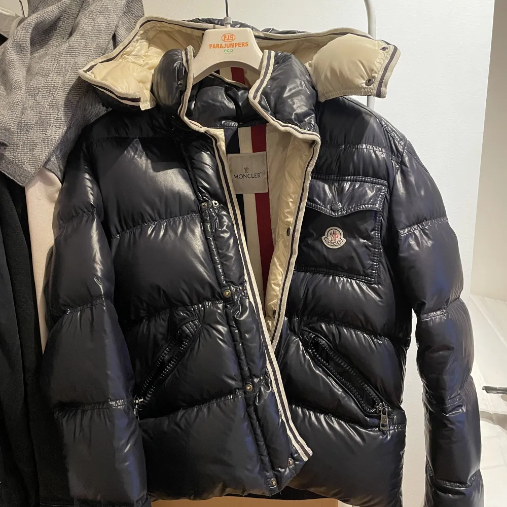 Intressekoll på min Moncler Branson Finns inte att köpa längre och är lite av en ”retro” jacka. Har ett hål i vänster ficka (läcker inget dun och stör inte). Storlek 5 sitter... Visa allt. Jackor.