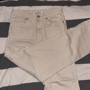 Jeans  - Rak modell  Jättebra passform  Strechiga Jag har blivit för lång för dem annars älskade jag dem 