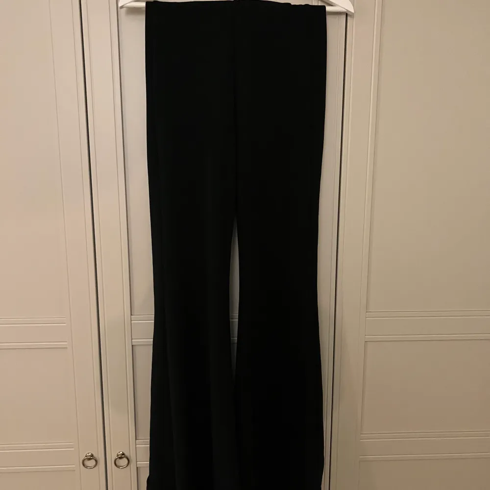 Jag säljer dessa svarta, utsvängda kostymbyxor med resor i midjan ifrån chiquelle i storlek S😊 De är super stretchiga i materialet och 10/10 i skick💓. Jeans & Byxor.