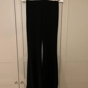 Kostymbyxor  - Jag säljer dessa svarta, utsvängda kostymbyxor med resor i midjan ifrån chiquelle i storlek S😊 De är super stretchiga i materialet och 10/10 i skick💓
