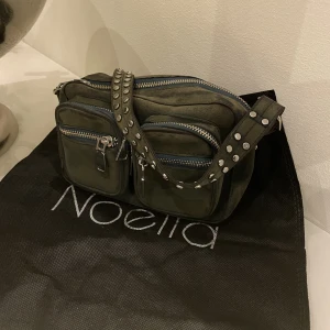 fin noella väska - säljer min jätte fina noella väska, den är använd men fortfarande väldigt fin och framför allt hel💓använd under en höst men väldigt sparsamt använd senaste året, går precis över axeln om man vill ha den på de sättet också