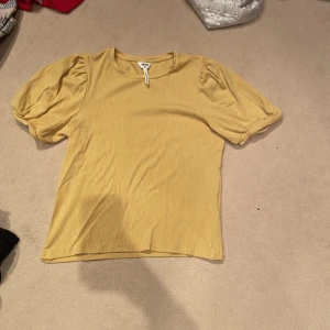 T-shirt  - Gul, söt tröja till alla årstider 