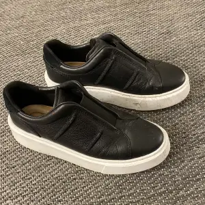 Säljer dessa snygga skor från märket Clarks i storlek 38. Använda under en höst. Nypris 1 499kr