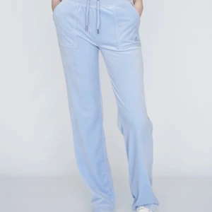 Juicy byxor  - Hej, jag säljer mina juicy couture byxor i färgen powder blue. Kontakta vid intresse och frågor! Storleken är Xxs och köparen står för frakten! 💙💙