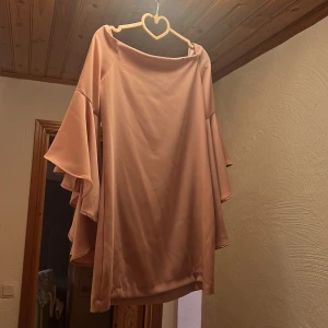 Rosa klänning - Rosa klänning i storlek 36. Endast använd fåtal gånger så i fint skick