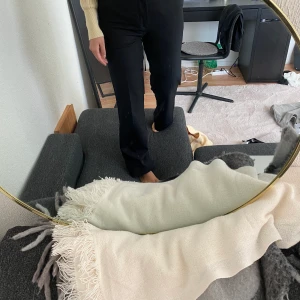 Kostymbyxor  - Svarta utsvängda kostymbyxor i storlek XS från märket PIECES 