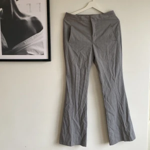 Lågmidjade kostbyxor - Jättesnygga lågmidjade rutiga kostymbyxor från Zara. Köpte dom här på Plick för ett tag sen men har aldrig kunnat använda dem. Köparen står för frakten✨