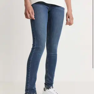 Säljer dessa sprillansnya SELMA JEANS från Lindex pga att jag ångrar köpet och kvittot är slängt.. de kostar 299 i butik och jag säljer de för 230+frakt. Strl 158. Hög midja och modell SLIM. Färg: original jeansblå. De är endast prövade aldrig använda!