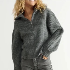 Stickad zipper  - Stickad grå zippertröja från Gina tricot i strl M. Fint skick