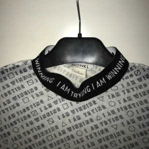 Monki Mesh tröja - Säljer denna mesh topp från Monki i storlek S.♥️ Köptes för 2-3 år sedan och aldrig använd. Kontakta mig om det behövs flera bilder på plagget eller vid övriga frågor. Köparen står för frakt♥️ 