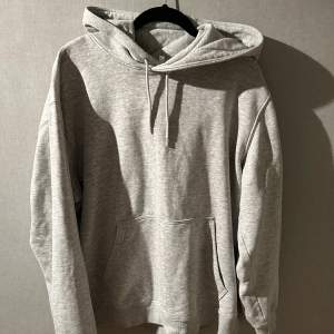 Säljer en grå hoodie från Weekday i st L. Den är i bra skick. Hör av dig vid intresse eller om du har frågor!🌟