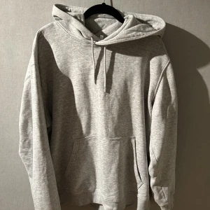 Weekday hoodie  - Säljer en grå hoodie från Weekday i st L. Den är i bra skick. Hör av dig vid intresse eller om du har frågor!🌟