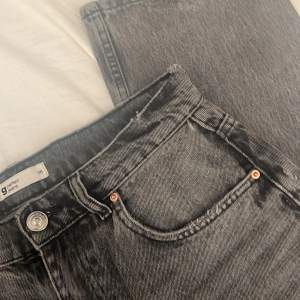 superfina gråa petite jeans från gina som tyvär aldrig kommer till användning🫶🏼 varken hög eller lågmidjade midjemått: 39cm rakt över, 78cm runt om. innerbenslängd: 75cm. nypris: 600kr. buda på i kommentarerna 👇🏼👇🏼 (kolla min profil)