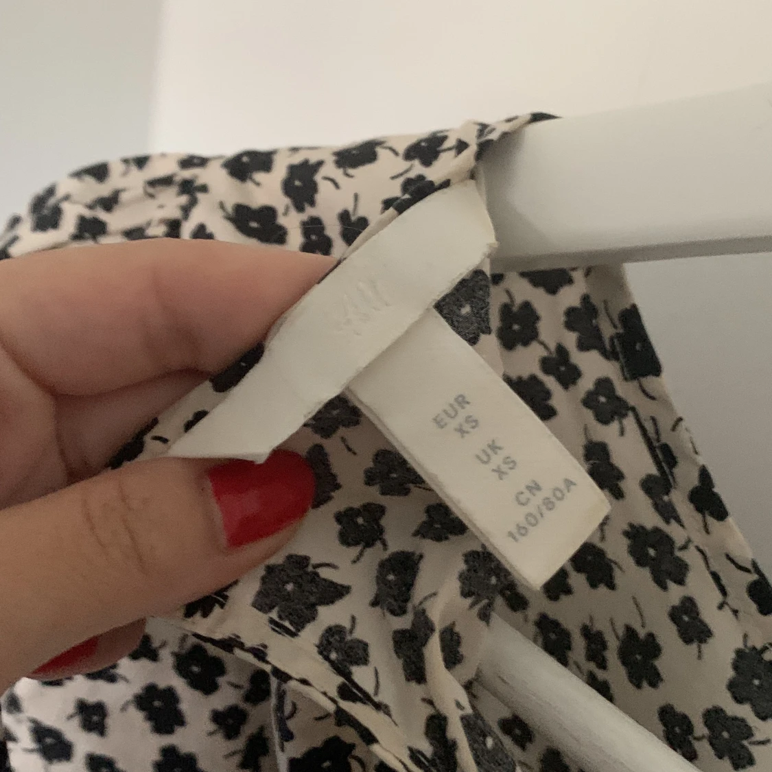 Blommig topp med ballongärm - 91