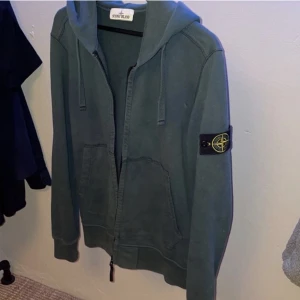 Stone Island Zip Hoodie - Tjena, säljer nu min stone island zip hoodie med färgen grön. Den är storlek M och är i väldigt fint skick, inga fel eller hål eller likande med den. Alltså 9/10 skick. För fler bilder så hör av er!
