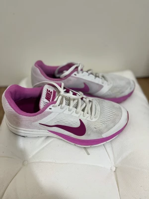 Träningsskor  - Ett par Nike träningsskor i stl 38 som är i bra skick säljs för 150 kr. Står ej för frakten. 