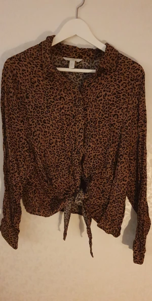 Knytblus  - En läcker knytblus i stl 50 men passar på en L . Från h&m 