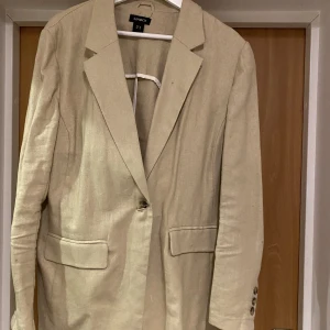 Beige kavaj  - Beige kavaj från Lindex storlek M. Använd ett fåtal gånger. Ordinarie pris 499kr  