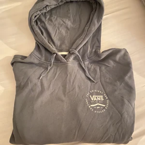 Hoodie - Vans  - Stor och superskön hoodie från Vans. Stor i storleken! Använd men fortfarande i fint skick.  Köparen står själv för frakten. 