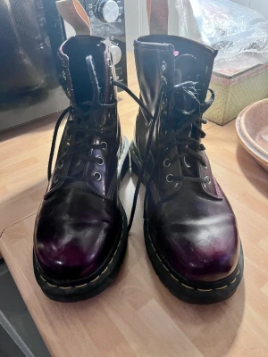 Dr Martens - Dr Martens vinröda kängor i veganskt skinn, storlek 40
