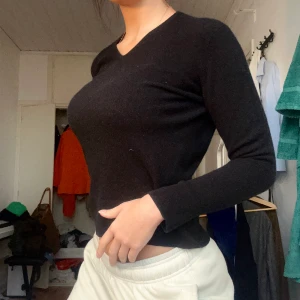 100% lammull tröja Alan Paine - Jättebra skick, knappt använd tröja i 100% lammull från Alan Paine. Sitter som en Small. Svart i färgen, lätt urringad. 