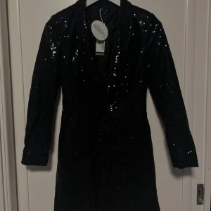 Kavaj klänning i paljett  - Helt oandvänd figursydd paljettklänning,  Köpt för 900