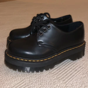 Dr martens  - Knappt använda och därav nyskick. Skriv för fler bilder och eventuella frågor! Nypris på dessa är 2100. Går att diskutera pris! Modellen är 1461 quad plattformskor :)