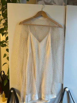 Klänning från Zara - Glittrig klänning från Zara. Endast testad på. Storlek M men s/l kan även ha klänningen. Bandet på underklänningen  går att justera.