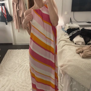 Klänning - Klänning från gina, aldrig använd 💖