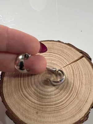 Örhängen  - Silver örhängen i fint skick men använder inte. 15kr + frakt 