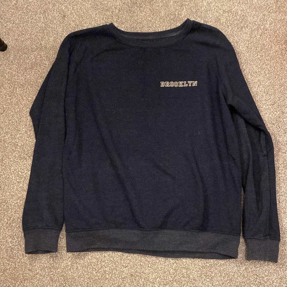 Säljer denna tröjan  den är mörkblå och det står ”BROOKLYN” på den. Har aldrig använt, jag fick den av min kompis så vet inte hur mkt hon har använt den men den är i bra skick i strl S/ Smal. Jag säljer den för 15kr🫶🏻 . Tröjor & Koftor.