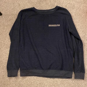 Sweatshirt mörkblå - Säljer denna tröjan  den är mörkblå och det står ”BROOKLYN” på den. Har aldrig använt, jag fick den av min kompis så vet inte hur mkt hon har använt den men den är i bra skick i strl S/ Smal. Jag säljer den för 15kr🫶🏻 
