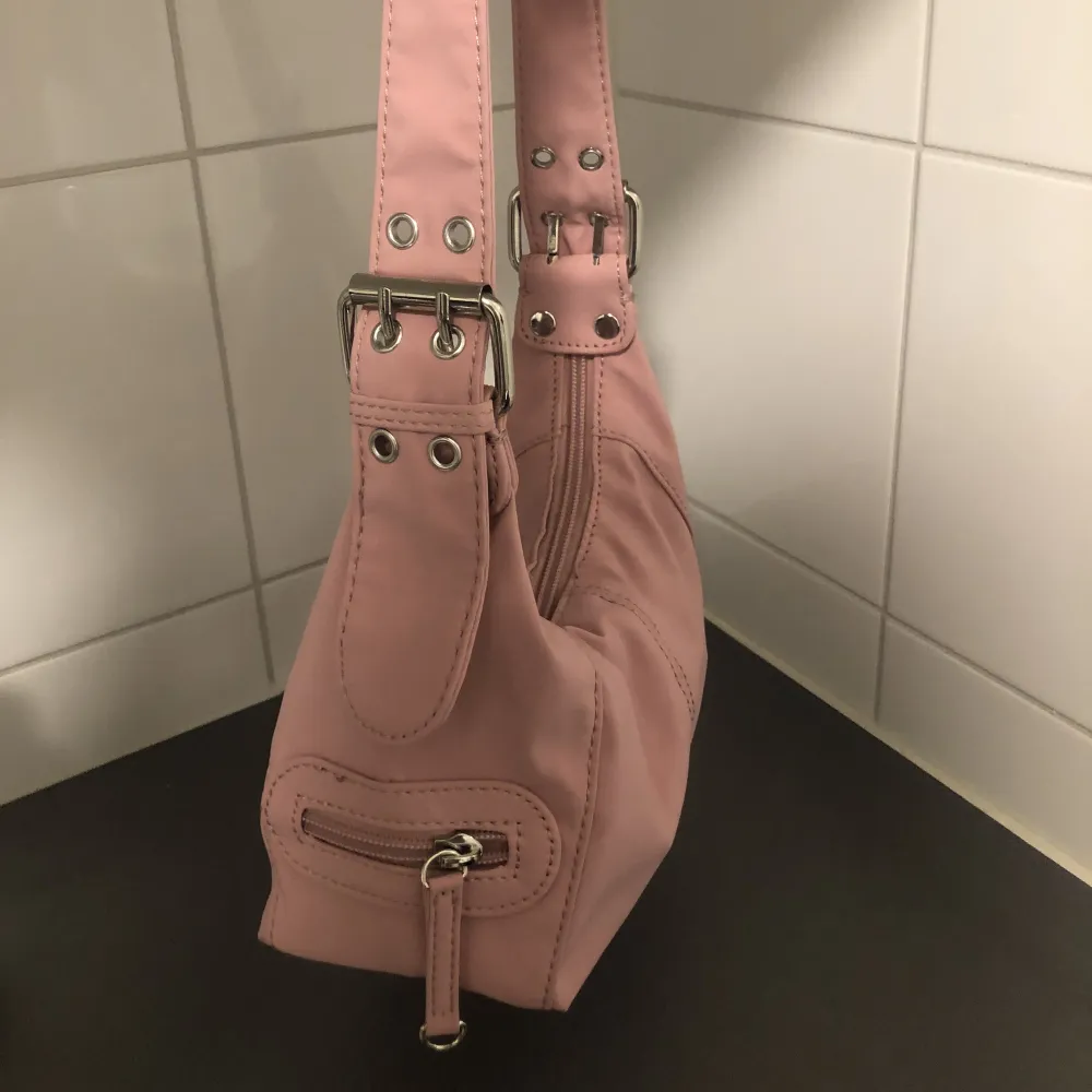 Smidig och söt hand/axelväska i rosa lila färg ✨knappt använd. Frakt tillkommer på 54 kr . Väskor.