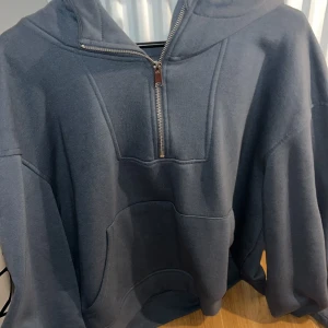 Huvtröja primark - Huvtröja, köpt från primark endast använd fåtal gånger. Jätte fin modell och varm. Ord pris ca 250