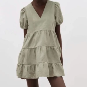 Zara klänning  - Jättesöööt klänning i linnematerial, använd två gånger så i nytt skick🙌🏼 