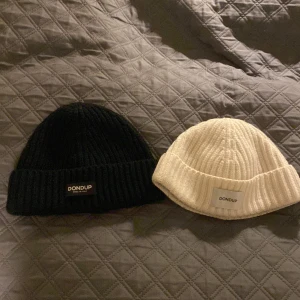 Dondup mössor  - Säljer dessa två dondup mössor då dom inte används.  Båda är i bra skick och har inte använts mycket.  250 kr styck  400 kr för båda  Finns och hämta i Askim 