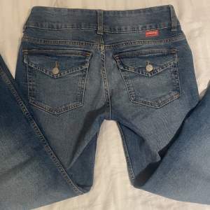 Säljer mina flared Low jeans från H&M som är slutsålda! Använda fåtal gånger och säljer då dem inte kommer till användning 💗