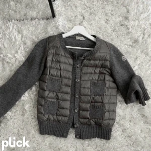 Moncler cardigan  - Söker nån av dom moncler Cardigans i stolek s elelr m. 