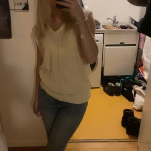 Stickad topp - Jättefint stickat ”linne” som tyvärr inte kommer till användning. Är i storlek M men sitter perfekt oversized på mig som vanligtvis bär XS/S.  Köp för 200kr eller högst bud!!😍 Obs, köparen står för frakten