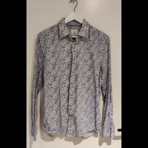 Snyggt mönstrad skjorta  - Snyggt mönstrad skjorta i premiumbommul från Bläck. Skjortan passar både som enskilt plagg eller till kostym för en festlig look. 