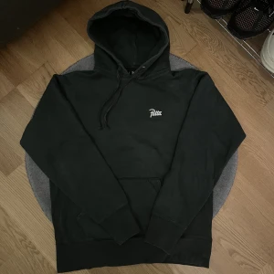 Patta Hoodie - Svart Patta hoodie Condition 9/10 Size M men passar som S