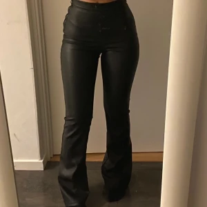 läderbyxor! - säljer mina absolut favorit byxor från gina då jag växt ut ur dem ): formar verkligen höfterna/rumpan   passar en xs/34   jag är 160 ish och de hänger fint över skorna
