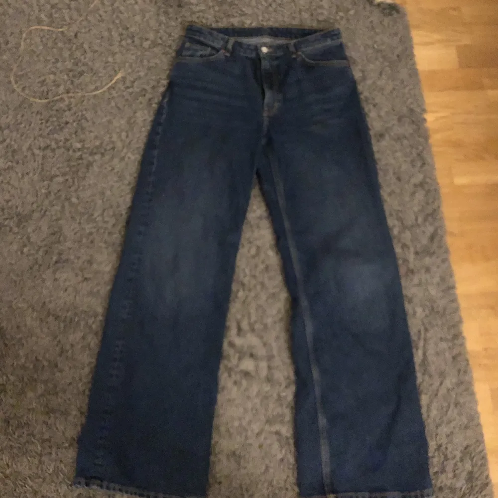 Pris kan alltid diskuteras det är 260kr+66kr frakt💓 Ett par mörkblåa raka monki jeans andvända 3 gånger då dom blivigt för små dom är midwaist skulle jag säga  Köpta för 400kr. Jeans & Byxor.